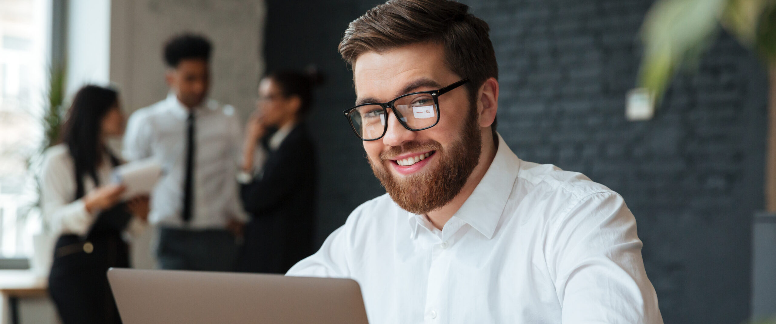 empresario feliz com nova aquisição